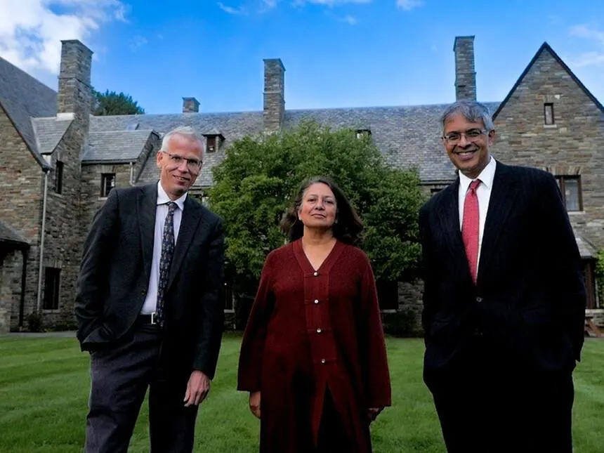 Martin Kulldorff, Sunetra Gupta en Jay Bhattacharya op een grasveld voor een stenen gebouw